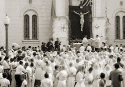 Anos 1960 - Milhares de populares defrone à Igreja Matriz em festas religiosas.