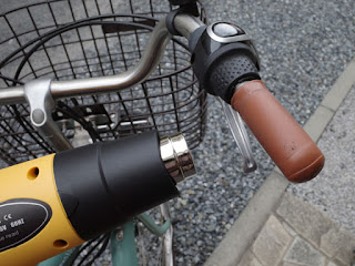 ヒートガンを使用してグリップを温めます ヒートガンを使用してグリップを温めます