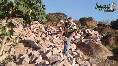Bizzarri procurando pedra paralelepípedo na cor avermelhada para fazer um calçamento de pedra na cidade de Sousas-SP e revestimento de pedra com paralelepípedo rachado na base da casa para evitar a umidade no pé da parede. 22 de setembro de 2016.