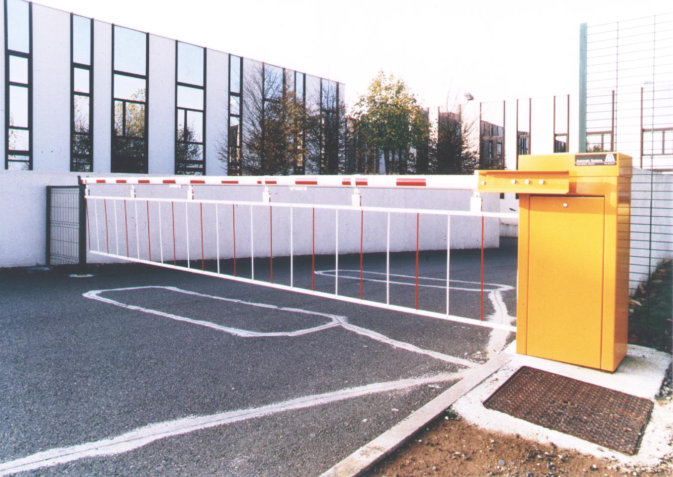 Автоматические дорожные барьеры. Safer barrier construction. Шлагбаум поворотный. See barrier. See barrier.