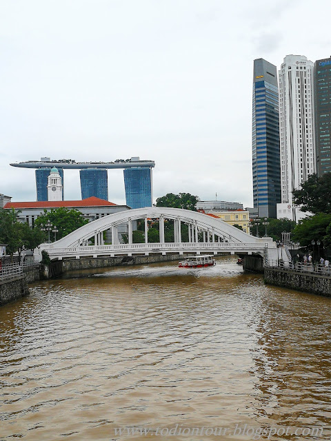Die Elgin Bridge am Singapore River, im Hintergrund das Marina Bay Sands