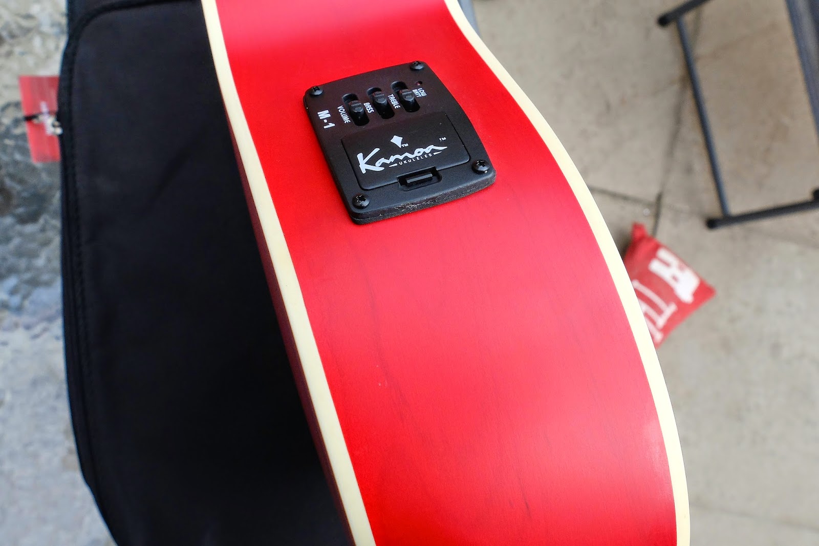 Kamoa E3E Ukulele Bass pickup controls