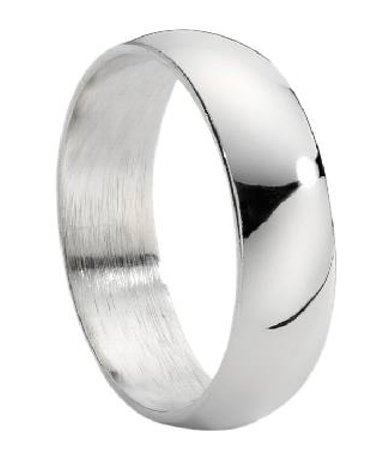 Many couples find that they leave purchasing men's wedding rings until the