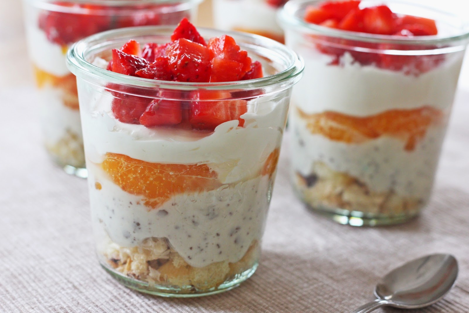 Schokokuss Schichtdessert mit Mandarinen und Erdbeeren | Fashion Kitchen