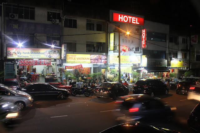 Ở đây có những quán ăn, nhậu của người Việt Nam, chúng tôi đến đây và gọi đồ ăn cùng bia rai rai, quán mở suốt đêm