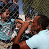 Τα στοργικά φιλιά της επανένωσης του Σύρου πατέρα με τα παιδιά του - Οι συγκλονιστικές φωτογραφίες από την Κύπρο που κάνουν τον γύρο του κόσμου