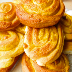 Caracois doces com doce de abóbora com amêndoa