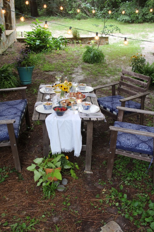 Alfresco dining in the garden