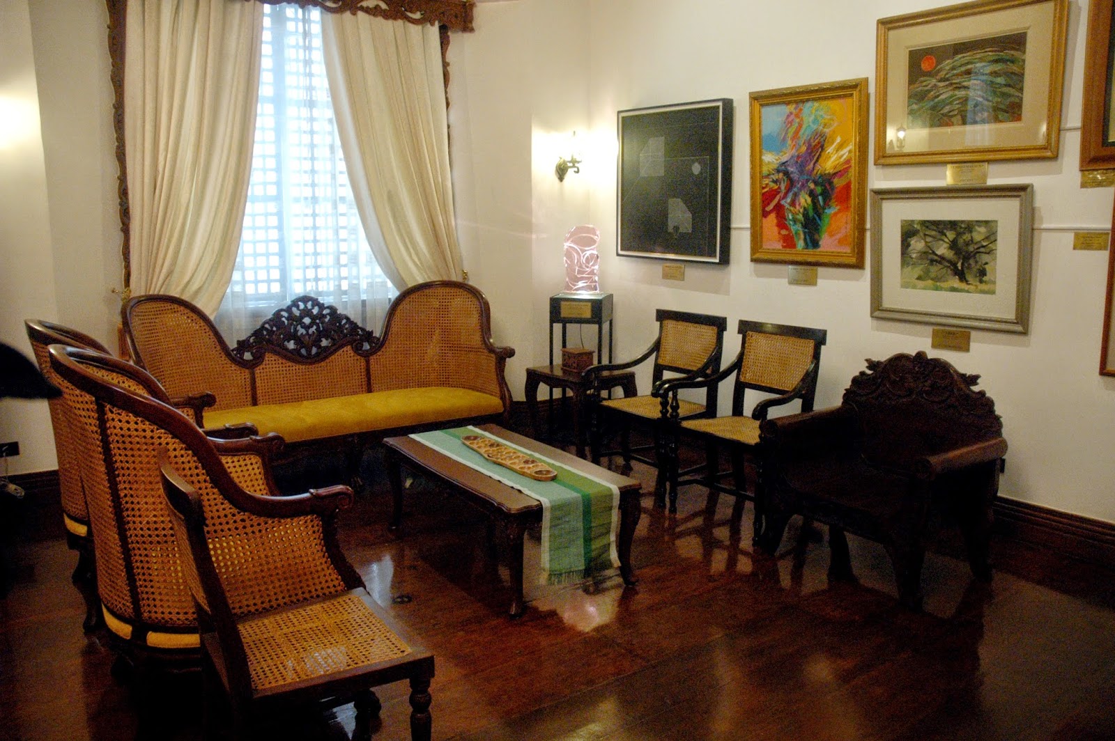 DUDE FOR FOOD Side Views Up Close with The Mandolin Player at Hotel Luna