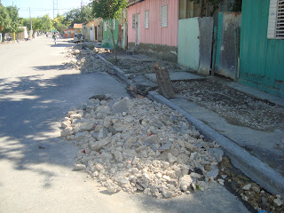 Alcaldía de Cabral inicia reconstrucción de aceras y contenes del Barrio Abajo 