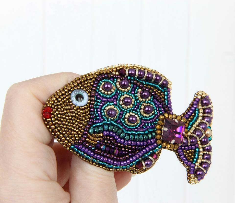 Бисероплетение золотая рыбка. Рыба из бисера. Рыба из бисера. Рыбка из фетра и бисера. Брошь рыба удильщик.
