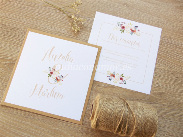 Invitación de flores estilo primaveral Bonita invitación de boda romántica y moderna con flores pintadas y letras en color nude