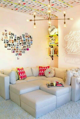 Recantos para namorar - sofá com fotografia na parede