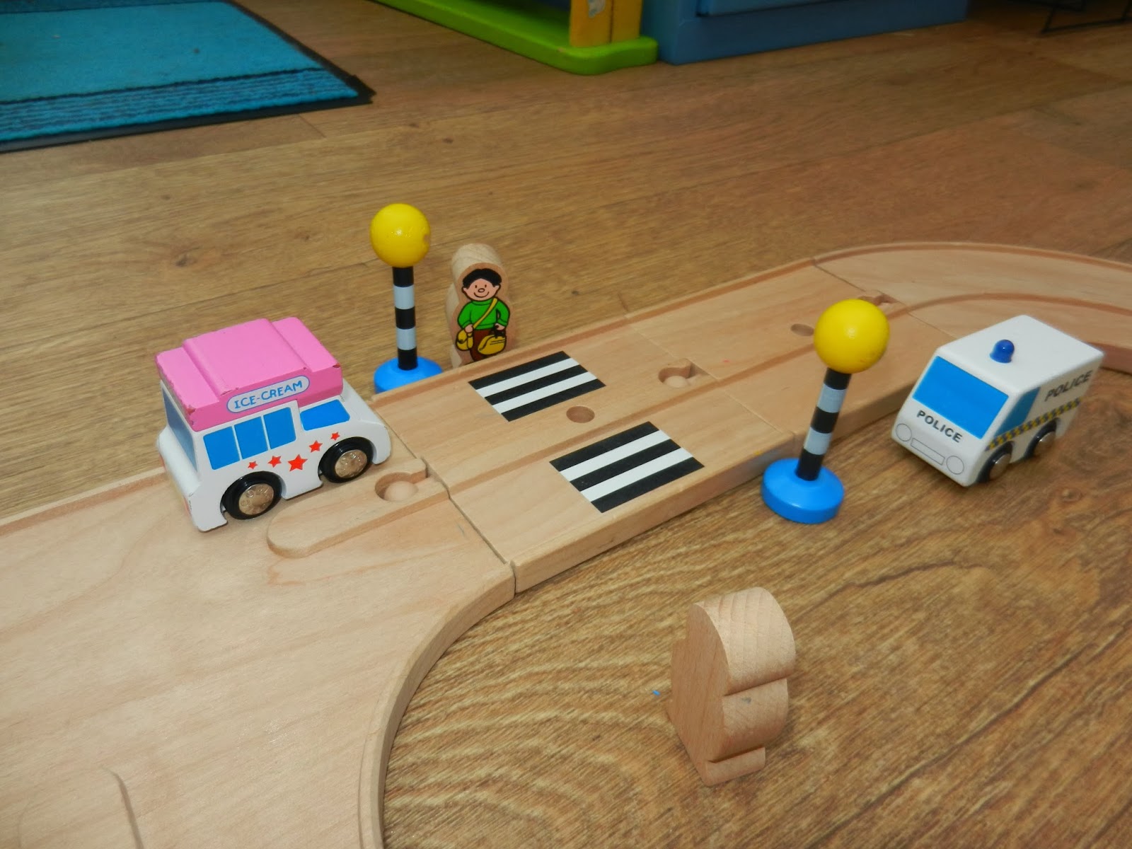 TEACHING ROAD SAFETY THROUGH PLAY! - Worms Eye View