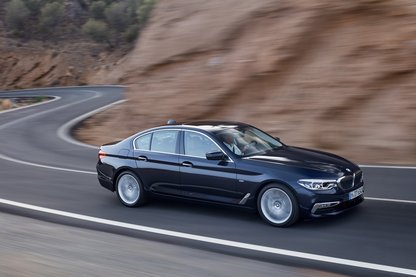 2017-BMW-5-Series-124.jpg