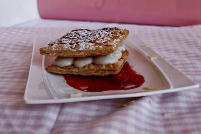 Hojaldre relleno de crema de castañas y coulis de frambuesa