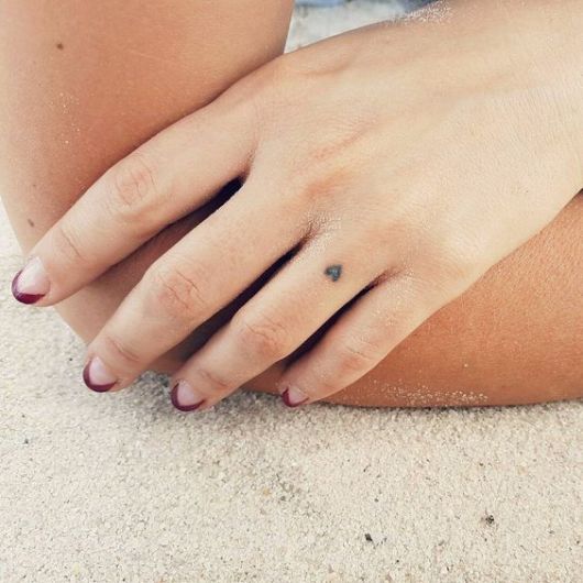 tatuagens femininas de coração para os dedos tatuagens femininas de coração para os dedos