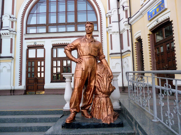 Козятин. Вінницька область. Залізничний вокзал. Скульптура робочого Козятин. Вінницька область. Залізничний вокзал. Скульптура робочого