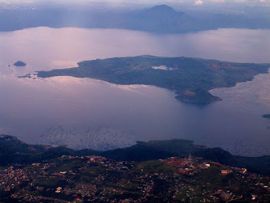 Coisas estranhas bizarras flagradas no Google Earth Ilha do Vulcao, lago Taal - Blog Mortalha
