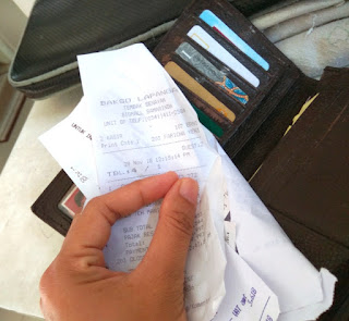 Dompet tebal karena banyak struk belanja dan kartu anggota berbagai macam outlet/tenant