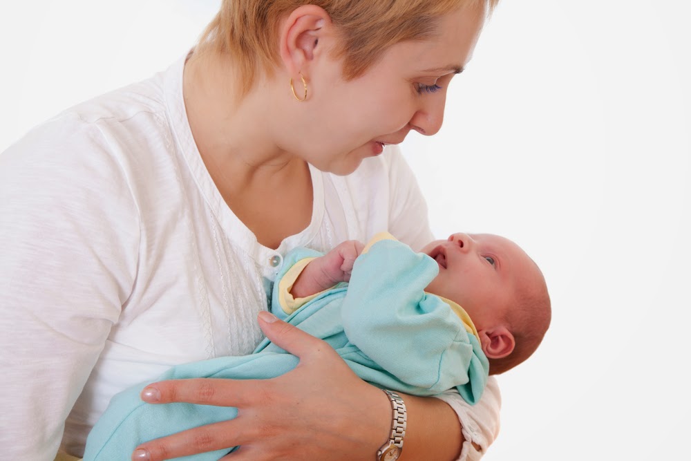 Perhatikan Baik-Baik! Berikut 4 Tips Aman Saat Menggendong Bayi Sesuai Usianya