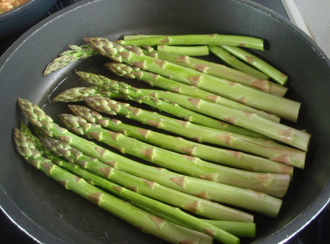 Espárragos verdes salteados