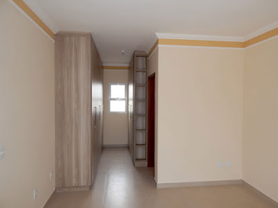 Na suíte do casal, a janela que ilumina o closet promove a ventilação cruzada com a porta de correr que dá acesso ao terraço. Toda a marcenaria do sobrado foi executada pela equipe do mestre Doni Grandini.