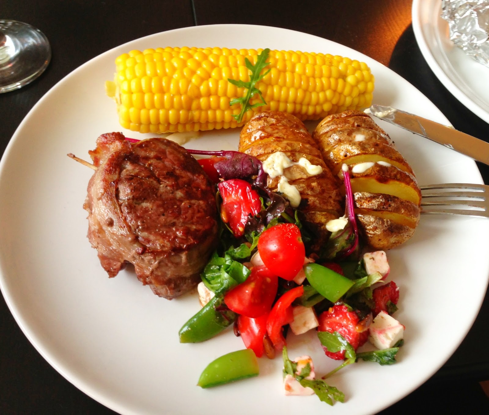 Grillet oksemedaljon med tilbehør grill, sommer, oksemedaljon, majskolbe, majs, salat, fete, jordbær, kartofler, bagte kartofler, tomat, agurk, tzatziki,