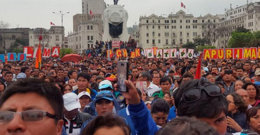 Docentes se concentran en la plaza San Martín Docentes se concentran en la plaza San Martín
