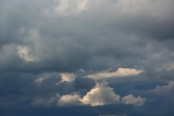 Helle Wolken vor dunkelgrauem Horizont... Helle Wolken vor dunkelgrauem Horizont...