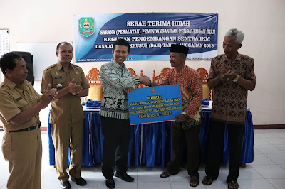 Bupati Emil Dardak Serahkan Bantuan Alat Pemindangan dan Pengalengan Ikan