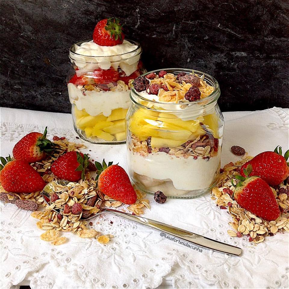 My Casual Brunch Overnight oats com granola, manga e morango