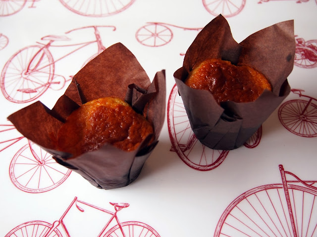 muffins con trozos de chocolate en bicicleta