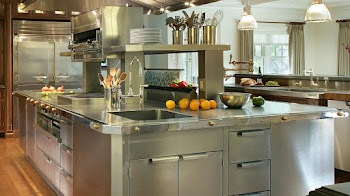 Decora la cocina de tu hogar con un toque metálico