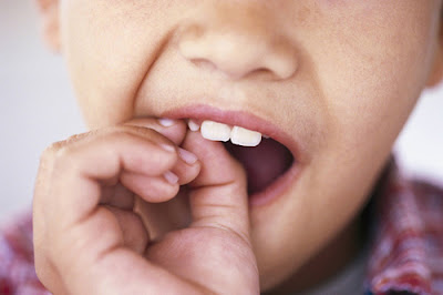 Nhổ răng sữa trẻ em nhẹ nhàng và không đau