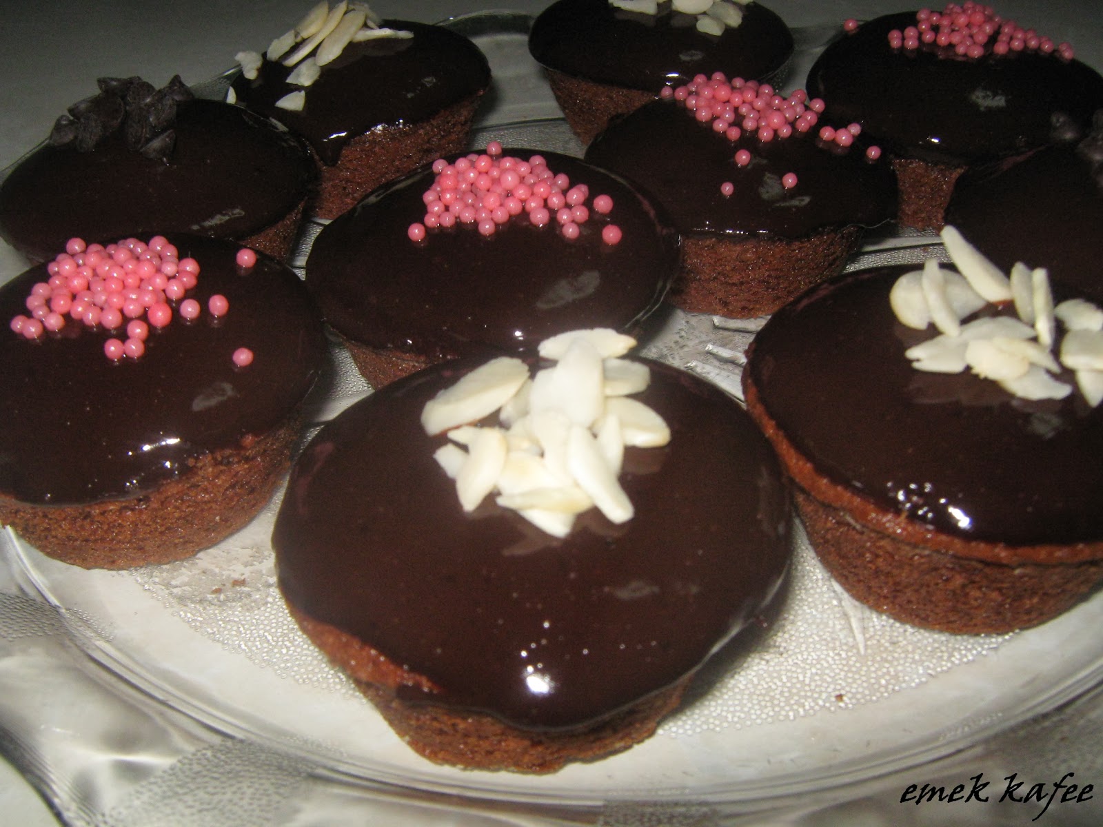 Çikolata soslu pudingli kek ve ekmekte insan kılıZeytin Dalı Blog