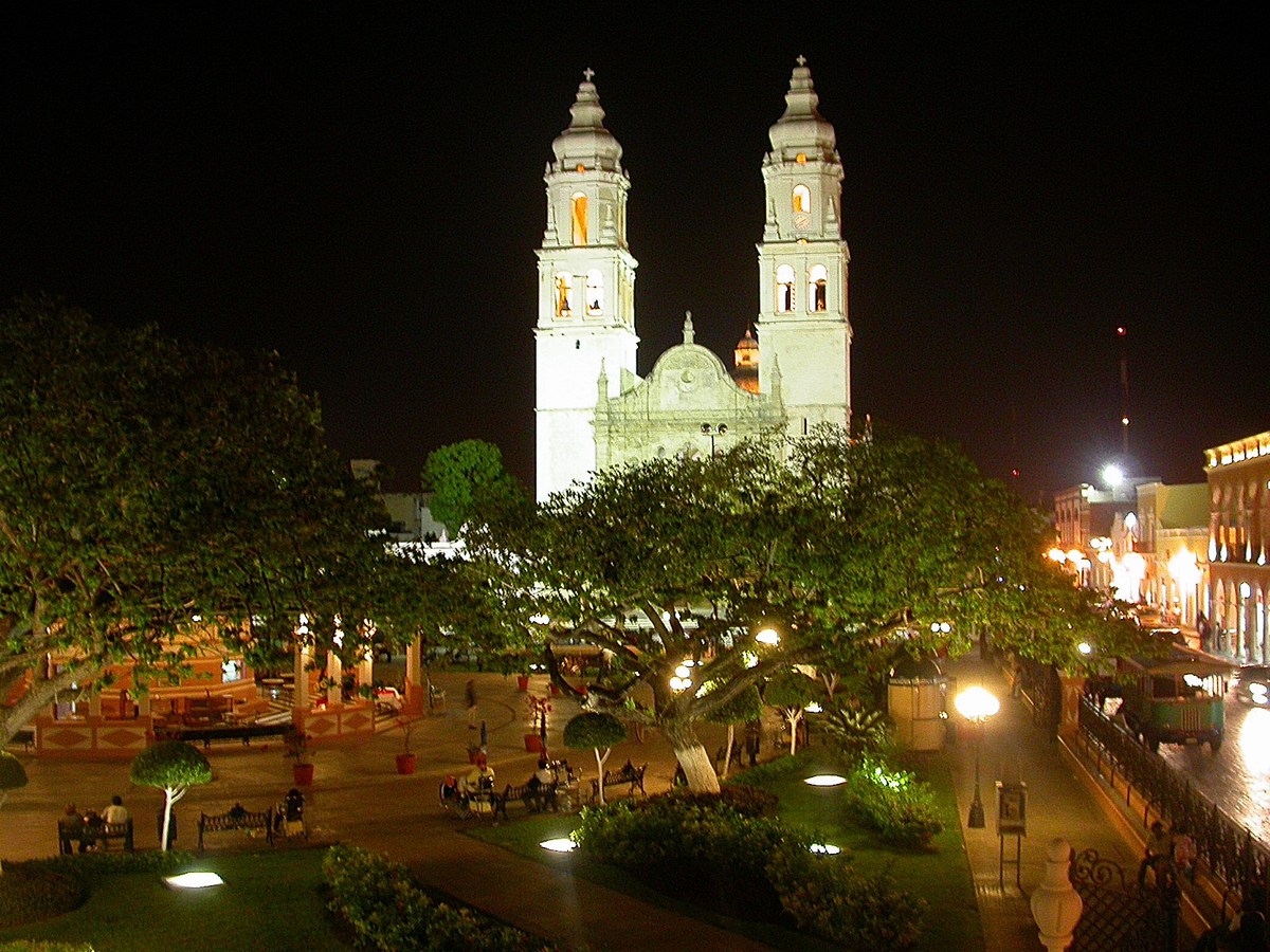 place principale de Campeche la nuit