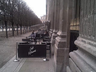 Terrasse extérieure dans le jardin avec sièges rétros. Palais Royal. Palais Royal, Comédie Française, Terrasse extérieure dans le jardin avec sièges rétros.