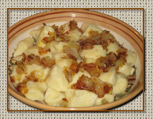 Картофельные галушки ( копытки) 2 способ приготовления Картофель оварной - 5 штук; Яйцо - 1 штука; Луковица - 1 штука; Соль - по вкусу; Перец - по вкусу; Жир свиной - 1 столовая ложка,