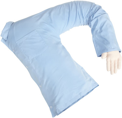 almohada con brazo de hombre