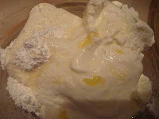 Tort cu crema de iaurt si afine