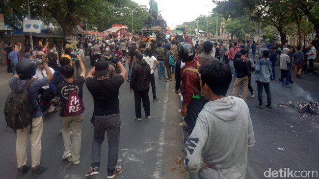 Gerakan Mahasiswa Desak Jokowi Lengser Kian Meluas , HMI Makassar Nyaris Bentrok Dengan Supporter PSM