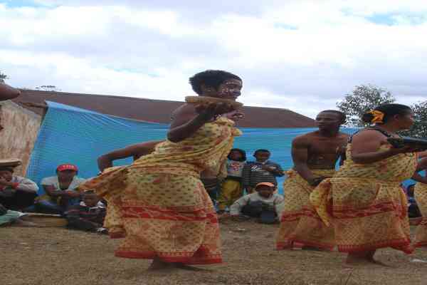 Tarian upacara Famadihana Tarian upacara Famadihana