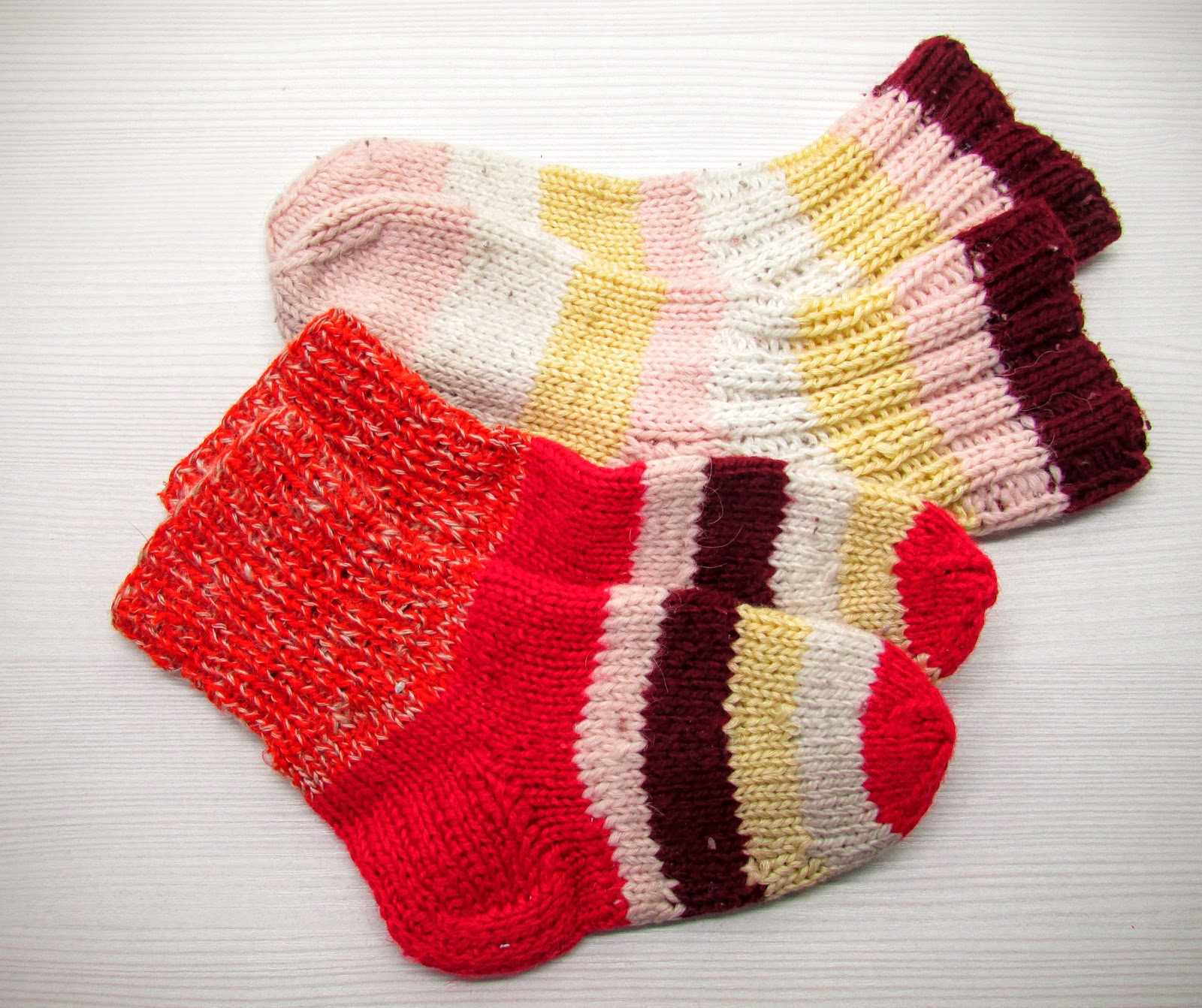 Что такое бабушка теплые носочки. Носочки для бабушки теплые 20 века. Носки у бабушек на рынке. Игра бабушкины носки