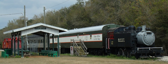 Trenes del museo ferroviario junto a la antigua parada en Parrish Trenes del museo ferroviario junto a la antigua parada en Parrish