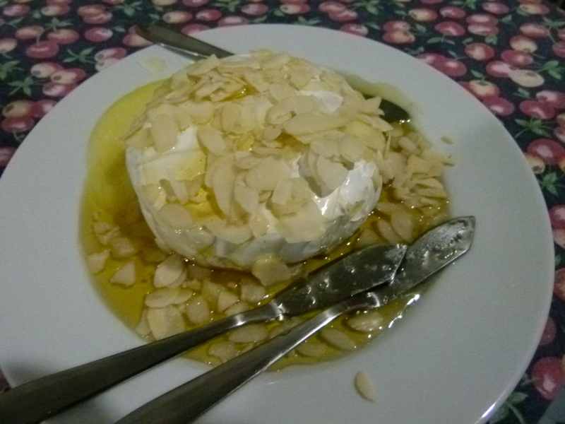 Brie com mel e amêndoas Lilica Gourmet