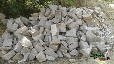 Pedra rústica para parede de pedra tipo rachão de granito sendo pedras em tamanhos variados e com as cores variadas.