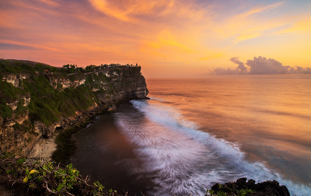 Sunset at ULUWATU TEMPLE for your things to do in Bali holidays 2