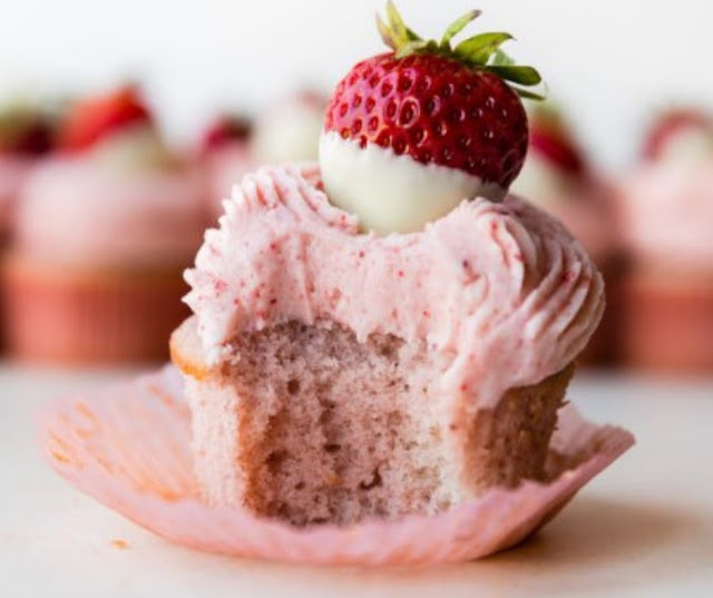 White Chocolate Strawberry Cupcakes