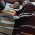 Este hombre que no conocía se la robó a los 16 años. Después de 85 años, sus nietos descubren el secreto de su relación